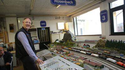 Da kommt Freude auf - Max Ausim am Bedienpult der Modelleisenbahnanlage in Köttmannsdorf 