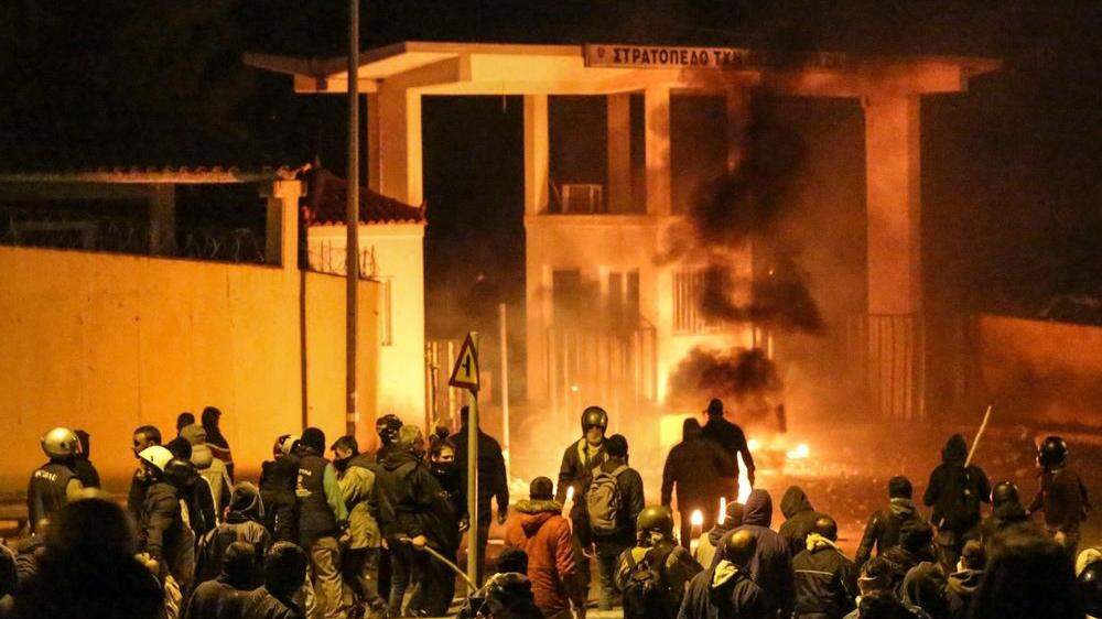 Proteste auf mehreren griechischen Ägäis-Inseln gegen den Bau neuer Flüchtlingslager sind am Mittwoch eskaliert