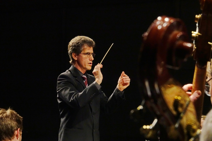 Temperamentvoll leitete der Gleisdorfer Musikschuldirektor Gunter Schabl als Dirigent das "Rhapsody in Blue..." Konzert.