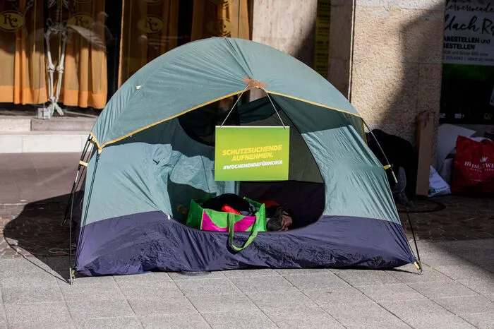... am Rathausplatz Villach auf die verheerenden Zustände in den Flüchltlingslagern von Griechenland und Bosnien aufmerksam gemacht.