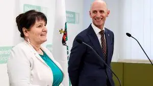 ÖVP-Chefin Manuela Khom präsentiert den neuen Landesrat für Wirtschaft und Finanzen: Willibald Ehrenhöfer