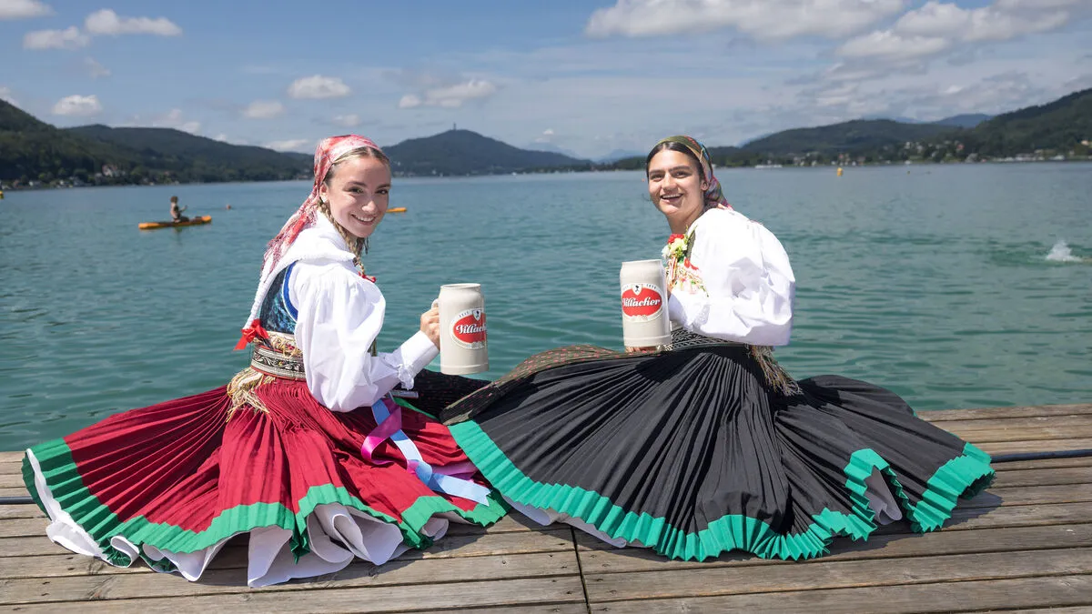 Die Villacher Kirchtagslader von der Bauerngman besuchten heuer erstmals das Strandbad Klagenfurt