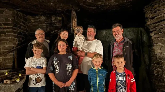 Durch das Schaubergwerk führte Norbert Marhold (Mitte), ihr Wissen teilten auch Gerhard Brunner (ganz links) und Hubert Lind (ganz rechts) mit den Kindern