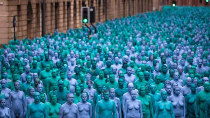 3.200 Menschen haben sich im britischen Hull nackt ausgezogen und mit blauer oder grüner Farbe bemalen lassen.