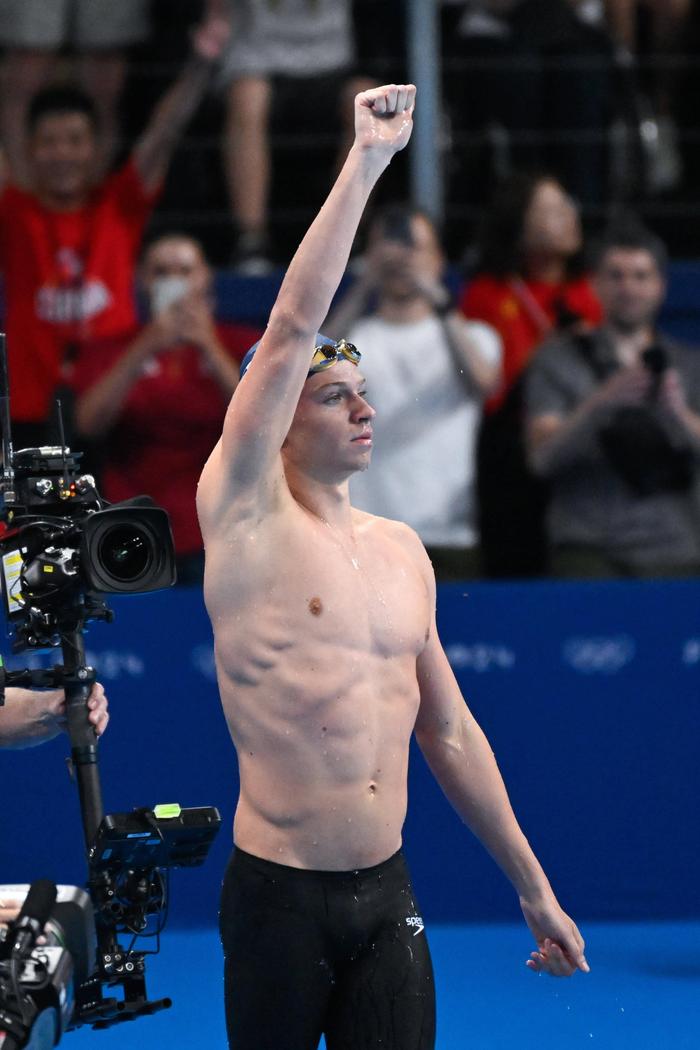 Leo Marchand  feierte den Sieg über 200 m Delfin