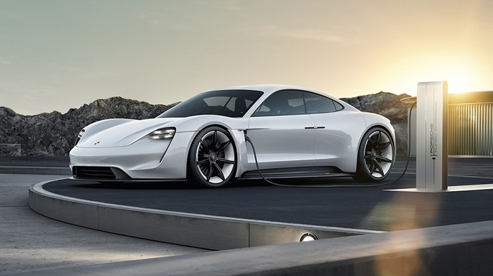 Aus der Konzeptstudie „Mission E“ – dieser Titel steht inzwischen für die gesamte Elektro-Offensive von Porsche – wird Taycan. Der Name bedeutet sinngemäß „lebhaftes, junges Pferd“ und greift damit den Mittelpunkt des Porsche-Wappens auf: Seit 1952 ist hier ein springendes Ross zu sehen. Der erste rein elektrisch betriebene Porsche geht nächstes Jahr in Serie.