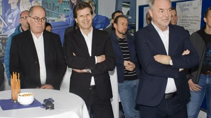 Die hochmoderne Lehrwerkstätte ist mit digitalen Medien, Arbeitsplätzen nach „Lean Prinzipien“, einem Metalltechnikbereich, einem Dreh- und Fräszentrum, einem Programmierarbeitsplatz, einem digitalen Messarm wie einem 3D-Drucker ausgestattet.