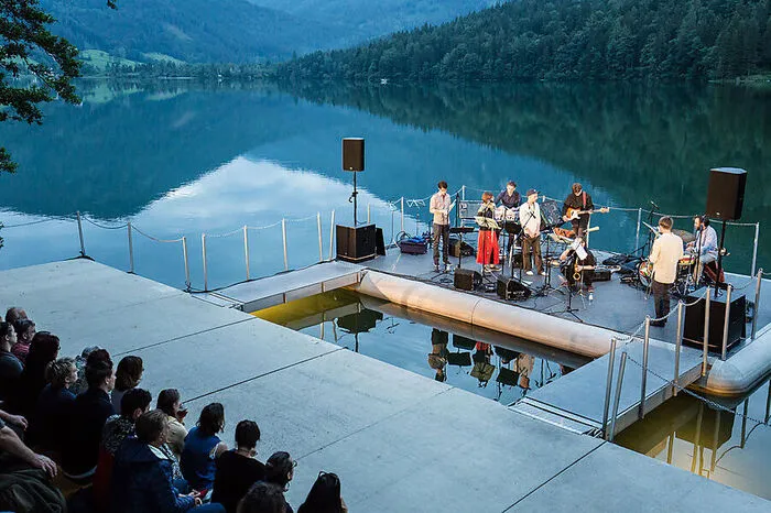 Nah am Wasser gebaut: "Gezeiten" am Lunzer See prägen das wellenklaenge-Festival von 26. Juni bis 29. Juli. Konzerte, Feste und Workshops widmen sich dem Thema auf der Seebühne an 16Festivaltagen. www.wellenklaenge.at
