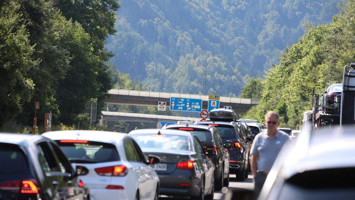 Ein gewohntes Bild: Stau im Urlauberverkehr auf der Karawankenautobahn 