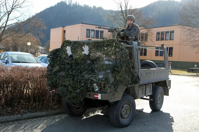 Viele interessierte Besucher nutzten die Gelegenheit, mit einem der Truppentransporter oder Panzer zu fahren.