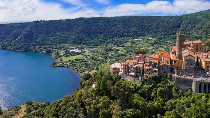 In der Nähe von Rom liegt Nemi rund 200 Meter über dem gleichnamigen Vulkansee. Wahrzeichen des mittelalterlichen Städtchens ist der Palazzo Ruspoli mit seinem runden Turm. 