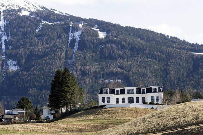 Weiße Villa vor bewaldetem Berg | Benkos Villa auf dem Grundstück des früheren Schlosshotel Igls