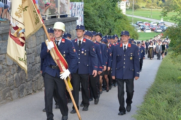 18 Gastwehren waren beim Aufmarsch mit dabei und erwiesen den Jubilaren die Ehre.