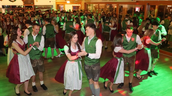 Die Landjugend St. Margarethen eröffnete mit ihren Volkstänzen den Bauernball.