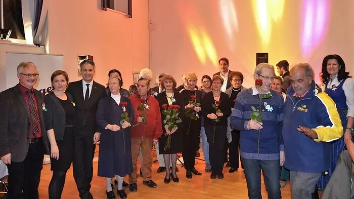 Bei so vielen freiwilligen Mitarbeitern wurde das Gruppenfoto zur Herausforderung