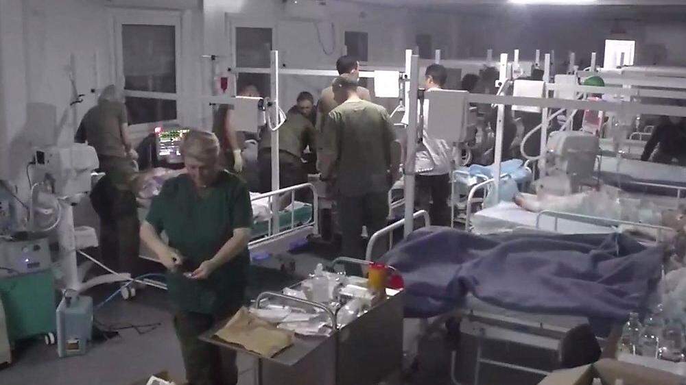 Russische Militärärzte versorgen Verletzte.