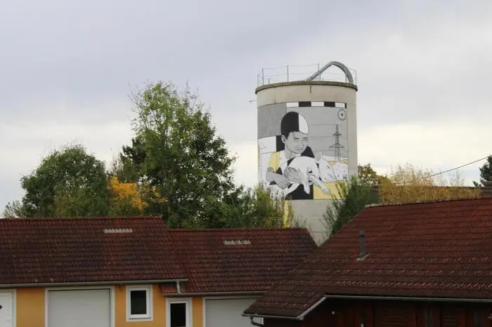 Schon von weitem ist der bemalte Hochsilo in Wünschendorf zu sehen.