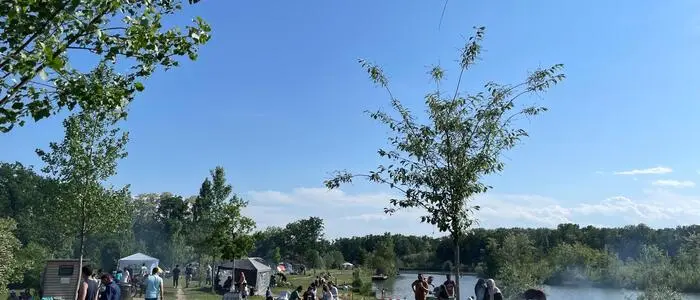 Auf der Wiese an der Mur wird oft und viel gegrillt, viele Familien treffen sich hier – das ist im Überblicksfoto zu sehen
