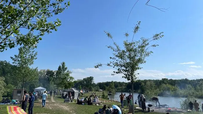 Auf der Wiese an der Mur wird oft und viel gegrillt, viele Familien treffen sich hier – das ist im Überblicksfoto zu sehen