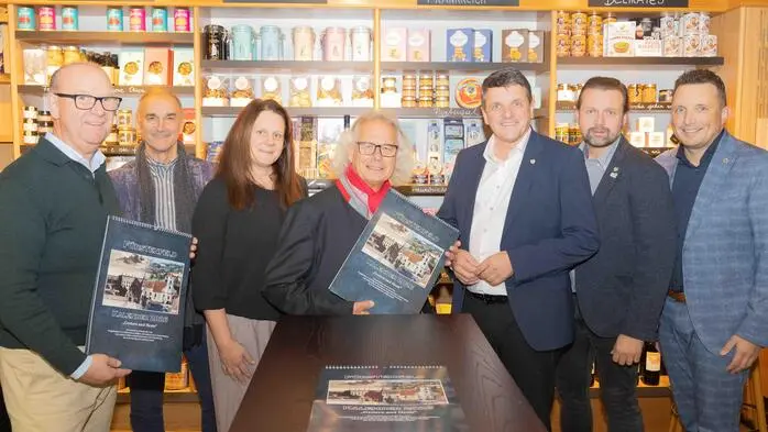Am Dienstag wurde in der traditionsreichen Buchhandlung Buchner in Fürstenfeld der neue Kalender „Fürstenfeldkalender 2026 – Gestern und Heute“ von Josi Thaller präsentiert. 