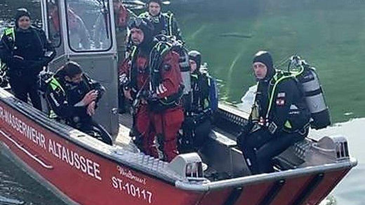 Mit 35 Tauchern wurde am Wochenende im Altausseer See nach der Abgängigen gesucht © FF Altaussee 