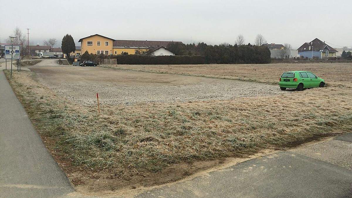 Auf der Wiese hinter dem Tanzcafé „Voglsteign“ wird der neue Kindergarten errichtet