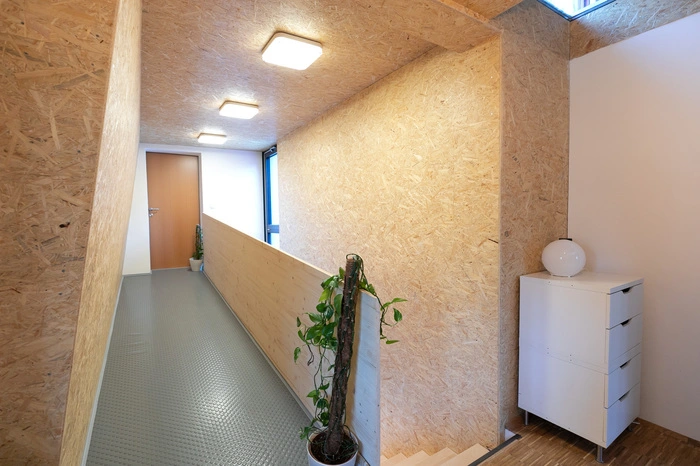 Im Zuge des Neubaus wurde auch die bereits vorhandene alte Busgarage renoviert und zum Wohnraum. Vom Neubau führt eine Rampe zu einem weiteren Zimmer.