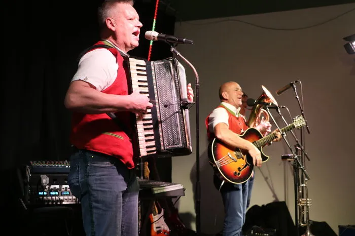 Für Stimmung in der Festhalle sorgte die Musikgruppe "Fredl's Soundhaufen".