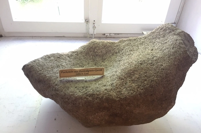 Ein Pochstein aus Tentralgneis-Geröll, der in Siflitz bei Lind im Drautal gefunden wurde