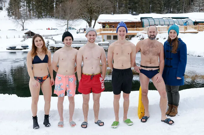 Die vier unerschrockenen Neo-Eisschwimmer mit Josef Köberl und Katrin Hutegger (Waldhäuslalm).
