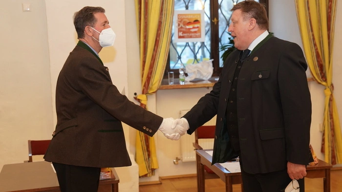Bürgermeister Josef Jury gelobt in die Hand des Bezirkshauptmannes