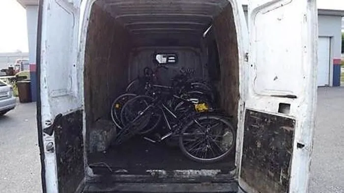 In diesem Kastenwagen wurden die Räder transportiert