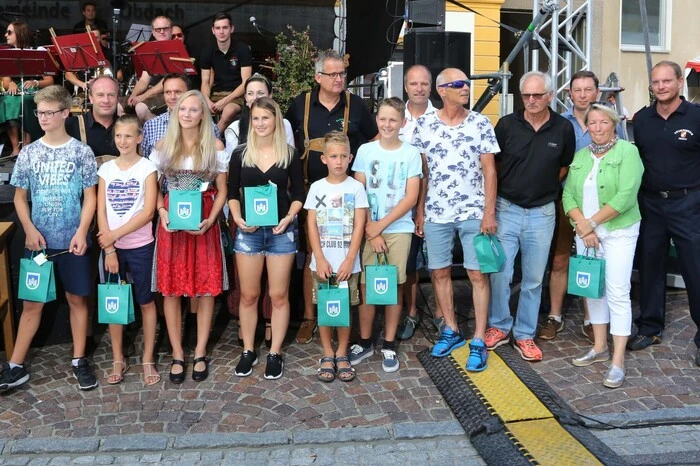 Stolz zeigte man sich in Obdach auch über die sportlichen Leistungen der Einheimischen. Die erfolgreichsten Aktiven im Skilauf, Rodeln, Schwimmen, Karate und Radsport standen im Zeichen einer Ehrung.