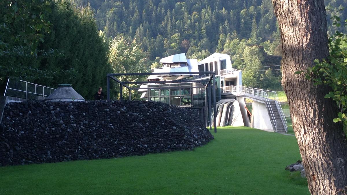 Steinhaus, Günther Domenig, auf der Wiese daneben soll das Badehaus entstehen.