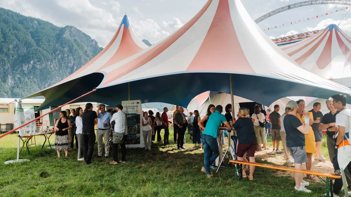 Interessierte tauschen sich über ihre Erfahrungen aus