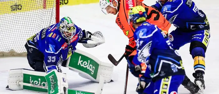Viel Verkehr vor VSV-Keeper Joe Cannata