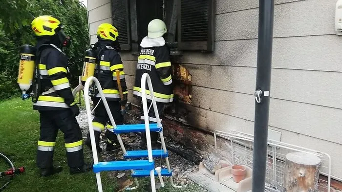 Feuerwehr kontrollierte Brandstelle mit Wärmebildkamera