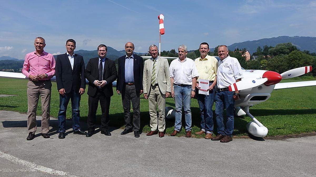    Vertreter von Flugplatz, Gemeinde, Industrie und Fachhochschule rund um Engelbert Straubinger (3. v. r.) vor der Airchallenge 2015