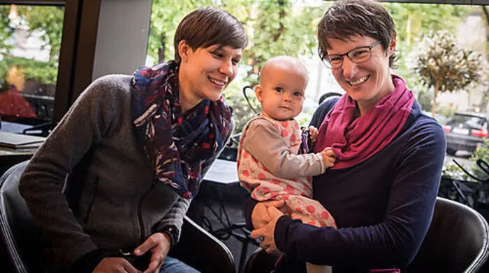Stefanie und Eva Fürnschuß mit ihrer kleinen Jona