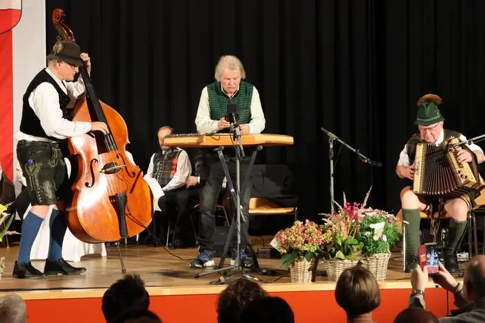 Auch musikalische Wegbegleiter - wie „Da-8Gsong“ sowie das „Altsteirer-Trio Lemmerer“ (Foto) -  ließen es sich nicht nehmen, mitzufeiern und sorgten für zusätzliche Gänsehautmomente. 