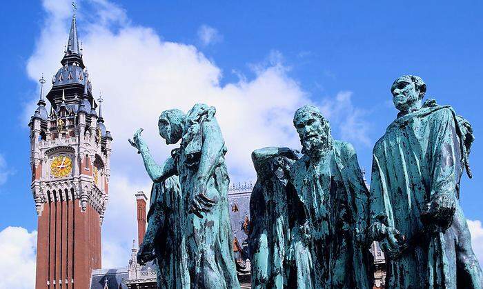 Rodins Denk-mal „Die Bürger von Calais“ vor dem Rathaus der Stadt am Ärmelkanal