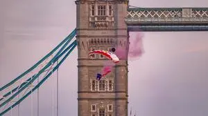 Marco Fürst und Marco Waltenspiel durchflogen die Tower Bridge