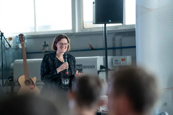 Drei Praktikanten nimmt Heidi Wilhelmer auf