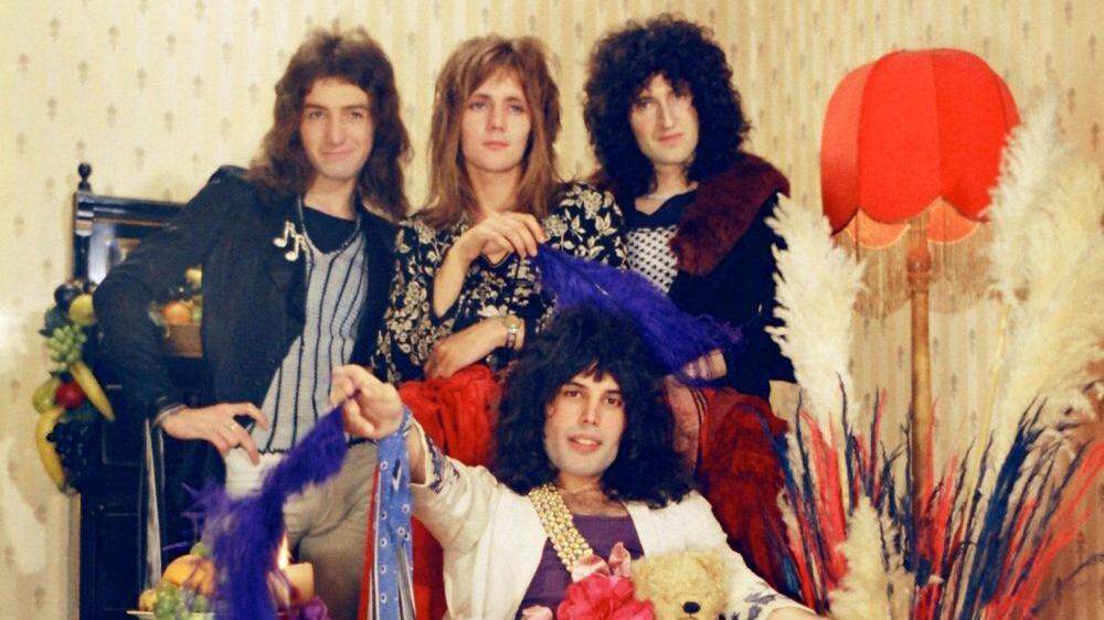 Bassist John Deacon (ganz links) mit Schlagzeuger Roger Taylor, Gitarrist Brian May und Sänger Freddie Mercury