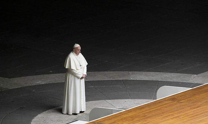 Der Papst am Petersplatz