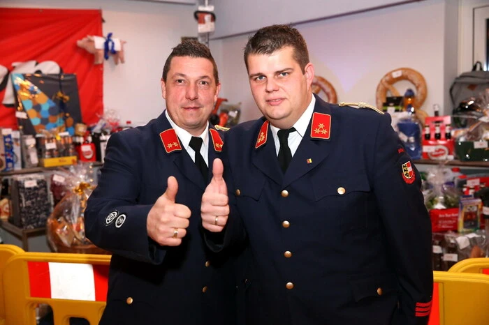 Sichtlich zufrieden mit dem Besucherinteresse zeigten sich FF-Kommandant Andreas Nuart und sein Stellvertreter Christian Korak (von rechts). 