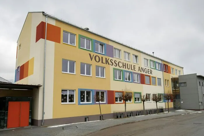 Weil an der Volksschule Anger ein Kind an Masern erkrankt ist, müssen alle 26 nicht geimpften Kinder und Lehrpersonen daheim bleiben. Mehr dazu...