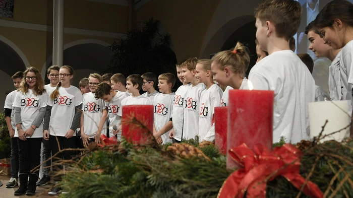 Die Schülerinnen und Schüler stimmten zur Begrüßung der vielen Gäste und auch gleichzeitig in den Advent ein. Ganz im Zeichen des CLD-Projektes zum Feiern von Festen im christlichen Jahreskreis.