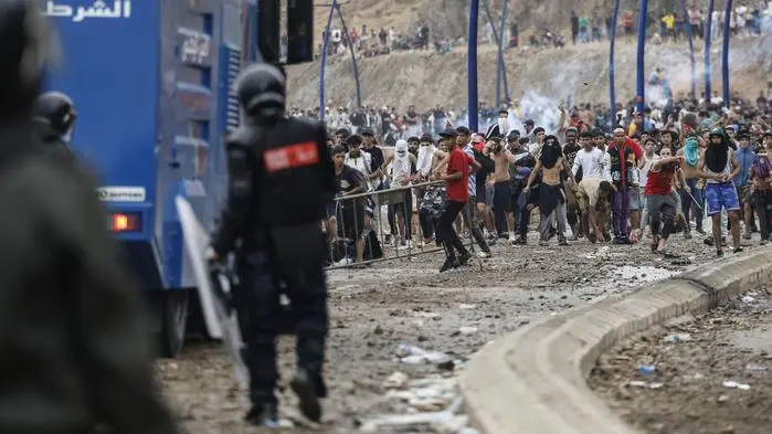 Marokkanische Sicherheitskräfte geraten mit Migranten aneinander, die versuchen, in die spanische Enklave Ceuta einzudringen