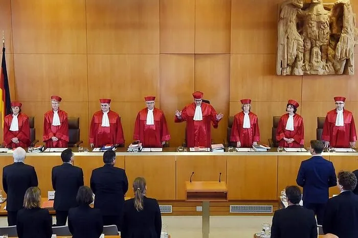 Dem Gericht liegen mehrere Eilanträge gegen eine vorläufige Anwendung des Vertrags vor. Das Bundesverfassungsgericht will wegen der Eilbedürftigkeit seine Entscheidung bereits am Donnerstag verkünden.